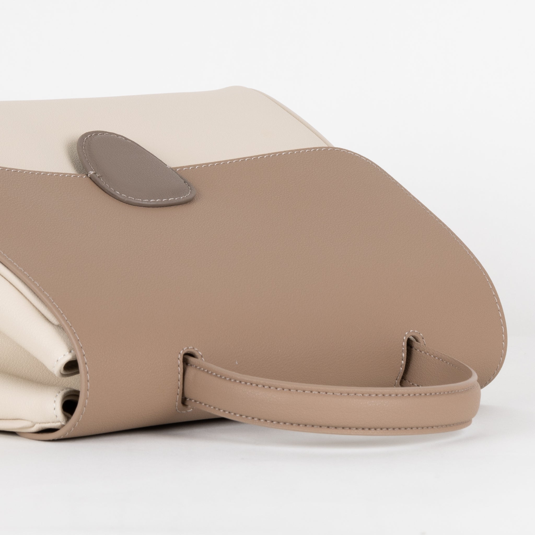 Gisèle Leather Handbag 28 - Peanut